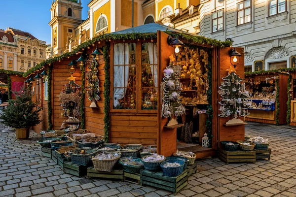 奥地利维也纳老城区鹅卵石街上的木制摊位出售手工制作的圣诞装饰品 — 图库照片