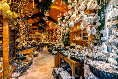 Avusturya, Viyana 'da küçük bir ahşap mağazada satışta bulunan farklı türde geleneksel el yapımı Noel süslemeleri.
