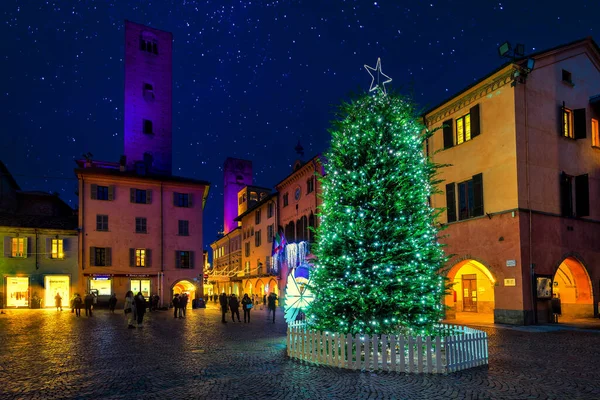 Alba Itália Dezembro 2020 Pessoas Olhando Para Árvore Natal Iluminada — Fotografia de Stock