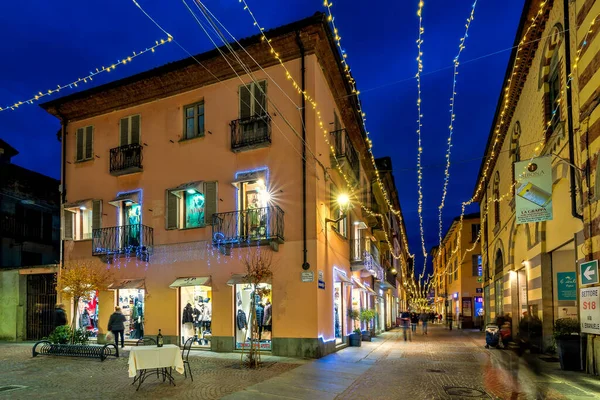 Alba Italien December 2018 Människor Kullerstensgatan Belyst Med Julbelysning Bland — Stockfoto