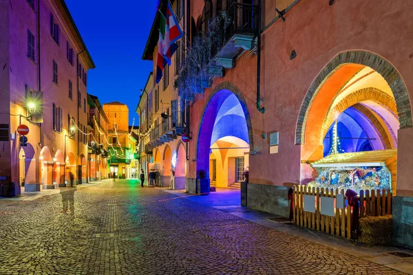 Pflastersteinstraße Der Altstadt Von Alba Italien Abends Beleuchtet Mit Weihnachtsbeleuchtung — Stockfoto
