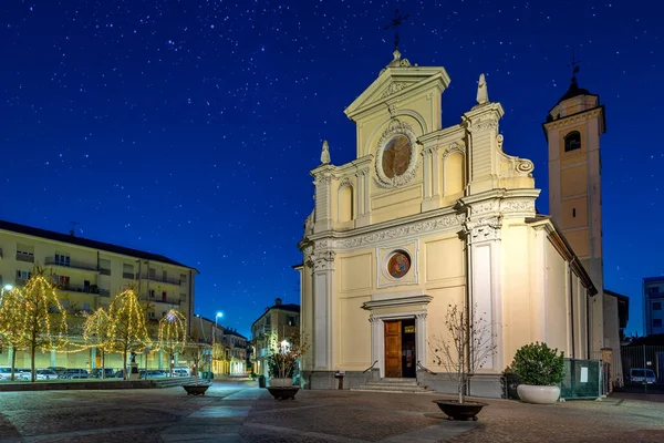 Widok Kościoła Katolickiego Małym Brukowanym Rynku Godzinach Wieczornych Alba Piemont — Zdjęcie stockowe