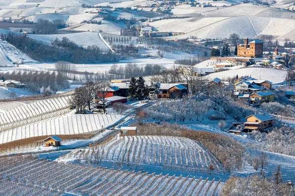 意大利北部皮埃蒙特的一个小村子 在积雪覆盖的小山和葡萄园中 从上面眺望 — 图库照片