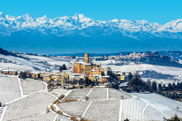 Uitzicht Kleine Middeleeuwse Stad Heuvel Bedekt Met Sneeuw Als Bergen — Stockfoto