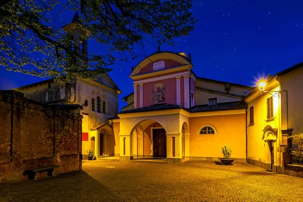 Dwa Małe Kościoły Starym Brukowanym Rynku Wczesnym Rankiem Barolo Piemont — Zdjęcie stockowe