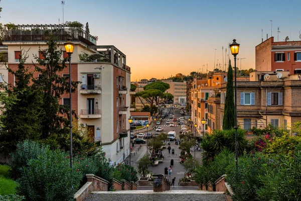 意大利罗马 2022年10月19日 位于意大利首都罗马的城市公园 灯柱和住宅建筑的楼梯景观 罗马是意大利著名的旅游胜地 — 图库照片