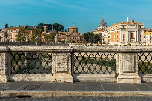 从意大利罗马圣安杰洛桥俯瞰梵蒂冈城和圣彼得大教堂圆顶 — 图库照片