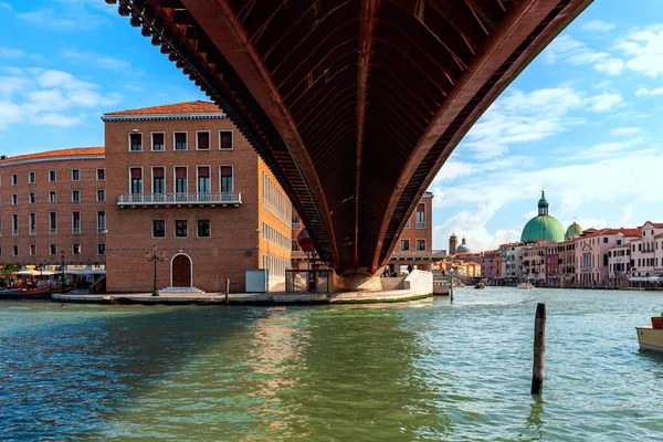 Prohlédni Canal Grande Zpod Mostu Moderní Ústava Benátkách Itálie — Stock fotografie