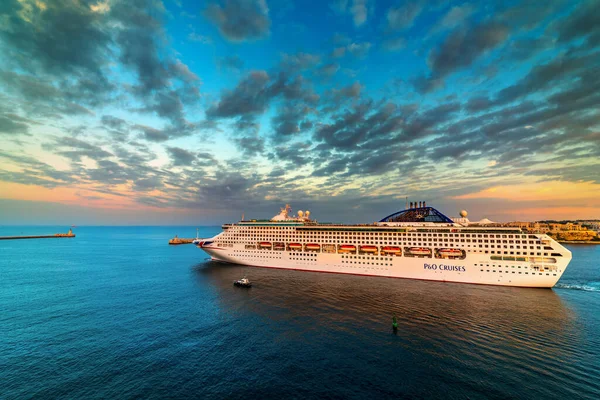 Valletta Malta Června 2019 Plavební Loď Pod Krásnou Večerní Oblohou Royalty Free Stock Fotografie