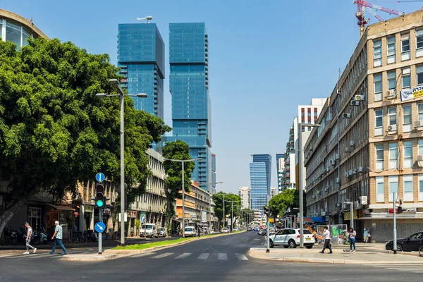 Tel Aviv Israel 2017 Július Régi Épületekkel Modern Felhőkarcolókkal Városközpontban Stock Fotó