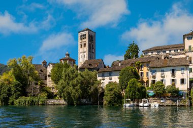 Kuzey İtalya, Piedmont 'taki Orta Gölü' nden San Giulio Adası 'ndaki manastır..