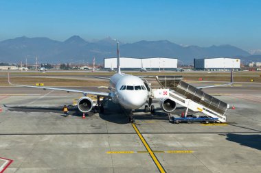 BERGAMO, ITALY 'FEBRUARY 15, 2023: Orio Al Serio Uluslararası Havalimanı' ndan (diğer adıyla Milan Bergamo) kalkmadan önce otoparkta bulunan yolcu uçağı.