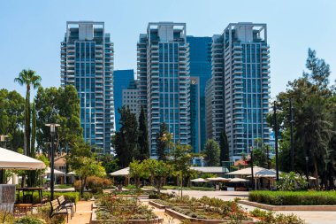 Sarona pazarındaki şehir parkı ve Tel Aviv, İsrail 'deki modern yüksek binalar..