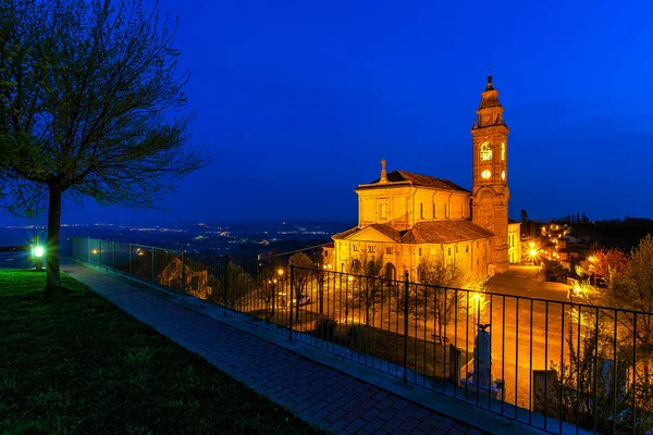 Veduta Della Chiesa Parrocchiale Illuminata Sotto Cielo Azzurro Del Mattino — Foto Stock