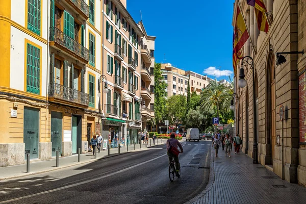 パルマ スペイン 2019年5月10日 人々はパルマのカラフルな建物の間で狭い都市の通りを歩く バレアレス諸島の首都 有名で人気のある観光地 — ストック写真