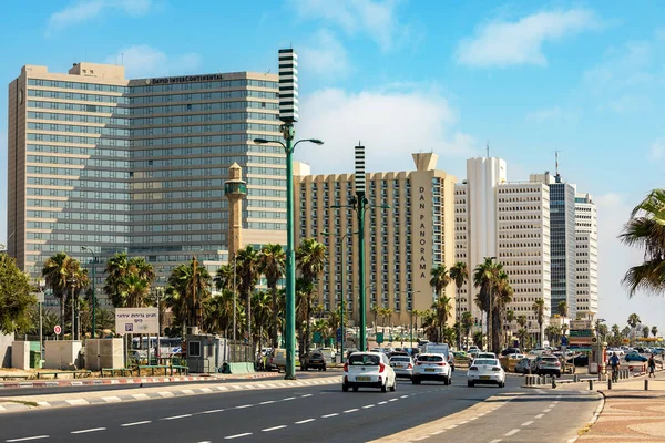 Tel Aviv Israel 2017年7月19日 テルアビブを背景に都市道路や近代的なホテルの建物のビュー グッシュダン大都市圏 国の経済と技術センター 人気の旅行先 — ストック写真