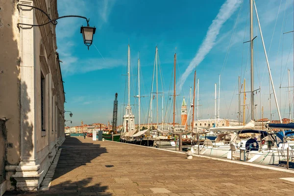 Pohled Promenádu Podél Malého Přístavu Jachtami Ostrově San Giorgio Maggiore — Stock fotografie