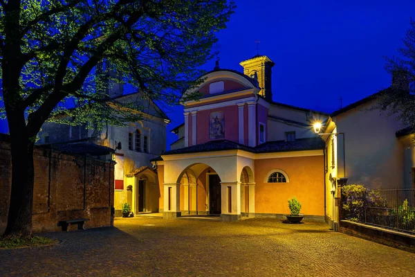 Küçük Kasaba Meydanındaki Aydınlanmış Kilise Sabahın Erken Saatlerinde Barolo Piedmont — Stok fotoğraf