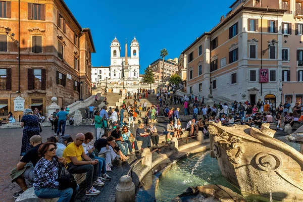 ローマ イタリア 2022年10月19日 スペイン階段としてスペイン広場にあるフォンタナ デッラ バルカッチア ロングボートの噴水 の周りに座っている人々ローマ イタリアの首都 有名で人気のある旅行先 — ストック写真