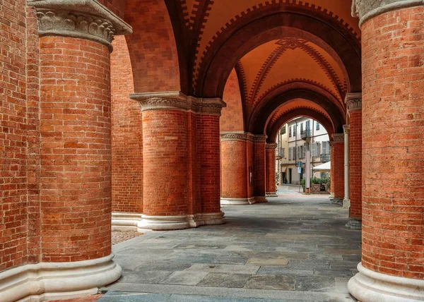 意大利阿尔巴老城通过拱形天花板下的红砖墙和柱子的通道 — 图库照片