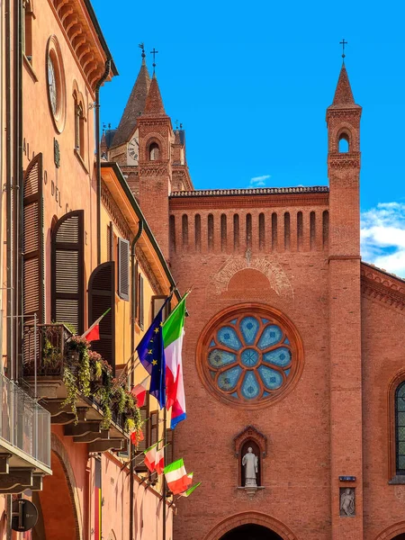 이탈리아 국기가 이탈리아 피에몬테 마을의 아래있는 로렌초 대성당의 정면에 — 스톡 사진