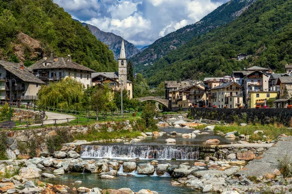 高山川の眺め フォンテーヌモアの小さな町とアオスタ渓谷の山々 イタリア — ストック写真