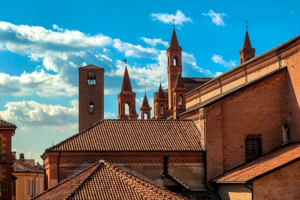 意大利北部皮埃蒙特阿尔巴有红瓦 大教堂塔和中世纪塔的屋顶景观 — 图库照片
