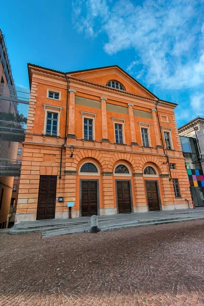 意大利北部皮埃蒙特阿尔巴老城蓝天下的橙色历史建筑的外景 — 图库照片