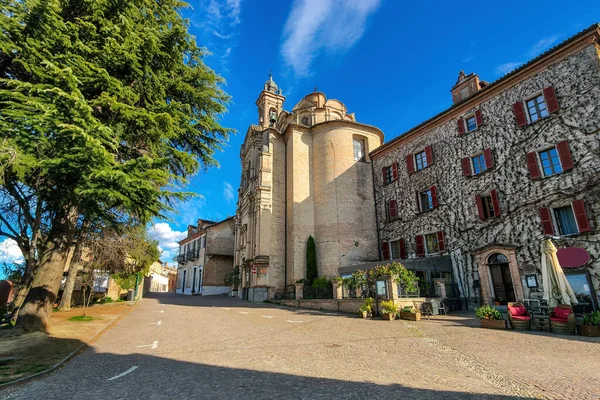 意大利北部皮埃蒙特市老城区蓝天下鹅卵石街和天主教教堂的景观 — 图库照片