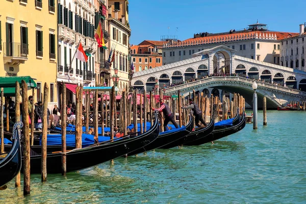 2023年4月6日 意大利威尼斯 贡多拉停泊在威尼斯里阿尔托桥前的大运河上 这座意大利著名城市建在118个小岛上 由运河隔开 旅游胜地广受欢迎 — 图库照片