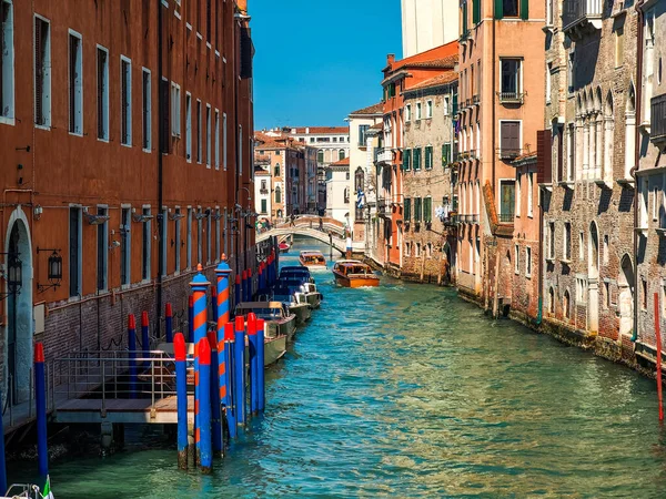 Blå Träpelare Och Båtar Kanalen Bland Gamla Historiska Byggnader Venedig — Stockfoto