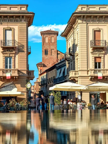 意大利阿尔巴市 2023年3月31日 意大利北部兰格地区首府阿尔巴老城区蓝天下的历史建筑和中世纪塔楼 以酿酒和白松露闻名 — 图库照片