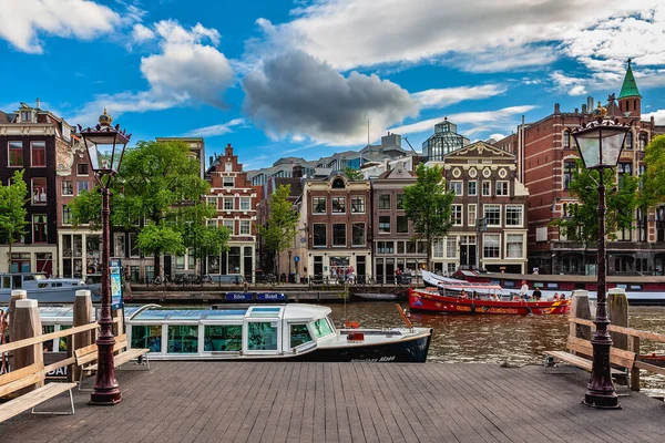 Амстердам Нидерланды Июля 2015 Лодки Канале Старинные Типичные Дома Заднем — стоковое фото