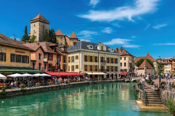 stock image ANNECY, FRANCE - 09 JULY, 2022: View of canal along promenade with outdoor restaurants and colorful houses under blue sky in old medieval town of Annecy - city in Haute-Savoie department, famous travel destination.