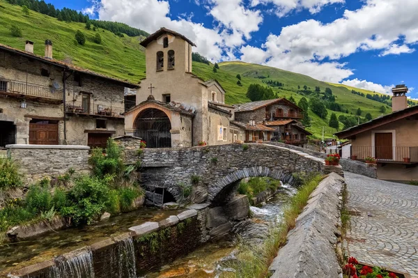 イタリアのキアナーレを背景に 高山の小川の上に古い家 教区教会と中世の橋を持つ小さな町の眺め — ストック写真