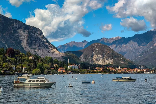 Vista Los Barcos Lago Maggiore Como Pequeña Ciudad Montañas Fondo —  Fotos de Stock