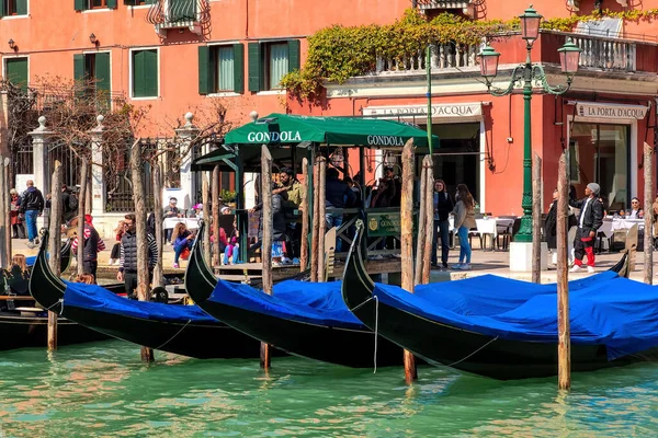 Venice Olaszország Április 2023 Gondolák Kötve Oszlopok Grand Canal Mint — Stock Fotó