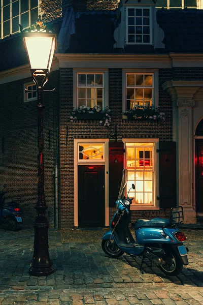 Вид Мрамор Подсветкой Брусчатке Перед Жилым Домом Амстердаме Нидерланды Вертикальная — стоковое фото