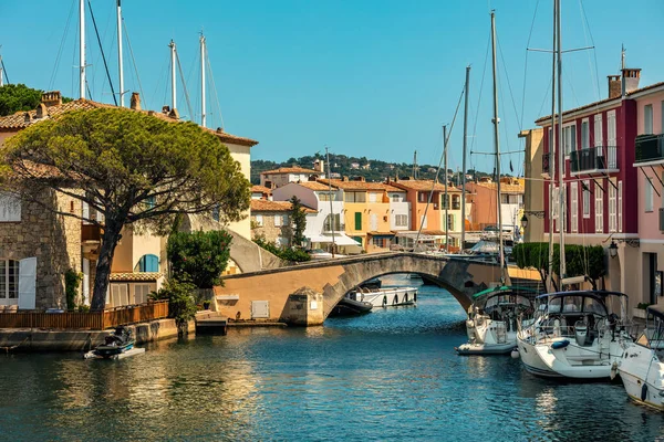 Fransız Rivierası Ndaki Port Grimaud Kasabasındaki Evler Köprüler Arasındaki Kanaldaki — Stok fotoğraf