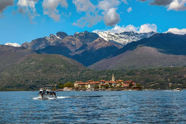 意大利的马焦罗湖和白斯卡托里岛作为背景的山脉 — 图库照片