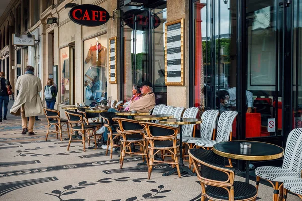 프랑스 2016 파리의 거리에 전통적 빈티지 탁자가 카페에 유명하고 인기있는 — 스톡 사진
