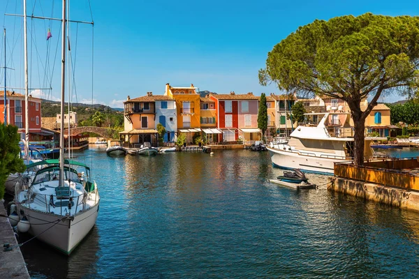 Yachts Sur Canal Maisons Colorées Dans Ville Port Grimaud Sur — Photo