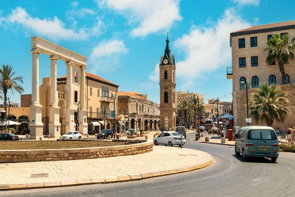 Jaffa Israel 2018年7月18日 旧ジャファの町の広場の真ん中にある歴史的なタワークロック テルアビブの南にある古代の港町 有名で人気のある旅行先 — ストック写真