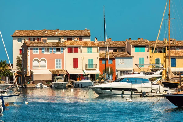Motorbåtar Kanalen Och Färgglada Bostadshus Bakgrunden Staden Port Grimaud Franska — Stockfoto
