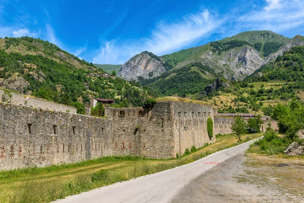 Pohled Úzkou Silnici Podél Staré Vojenské Alpské Pevnosti Jako Hory — Stock fotografie