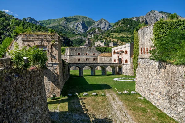 意大利维纳迪奥小镇背景上的高山军事设防的旧景 — 图库照片