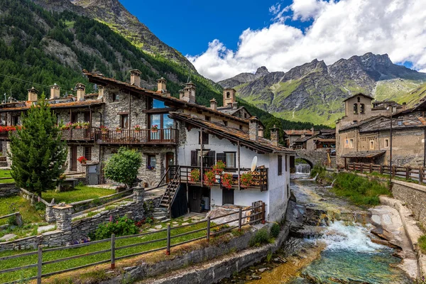 Kilátás Keskeny Alpesi Folyó Között Régi Kőházak Mint Hegyek Alatt — Stock Fotó