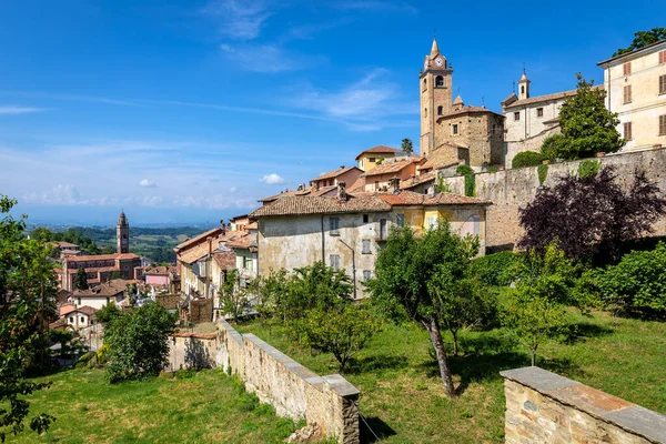 意大利皮埃蒙特一座位于蓝天下的古老中世纪小镇Monforte Alba的景观 — 图库照片