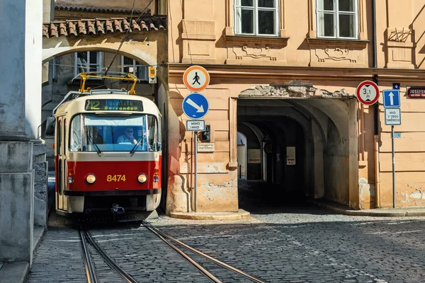 Praga República Checa Septiembre 2019 Tranvía Calle Empedrada Casco Antiguo —  Fotos de Stock