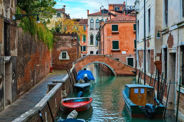 Łodzie Wąskim Kanale Wśród Starych Typowych Domów Wenecji Włochy — Zdjęcie stockowe